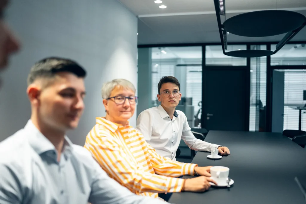 awi consulting-Team während einer Besprechung im Konferenzraum.