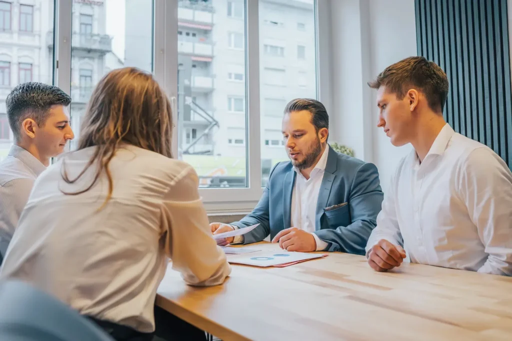 AWI Consulting-Team diskutiert Insights und Strategien für Unternehmensberatung.