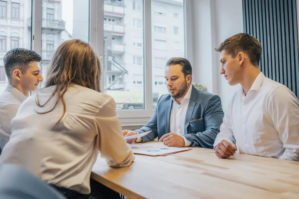 AWI Consulting-Team diskutiert Insights und Strategien für Unternehmensberatung.