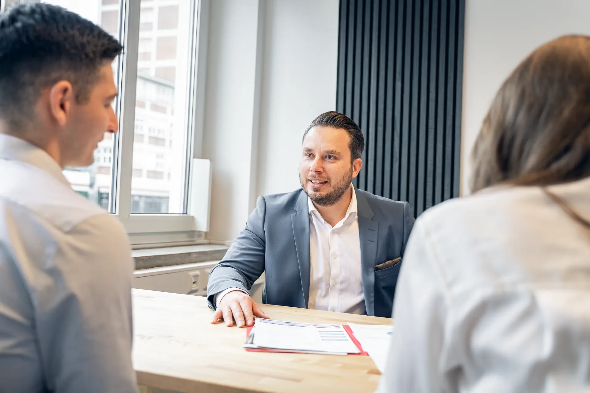 Ein Geschäftsführer berät sein Team über Markt- und Umfeldanalysen in Augsburg.