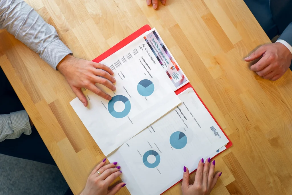 Team bei awi consulting Augsburg bespricht Projektstrategien und Auswertungen im Projektmanagement.