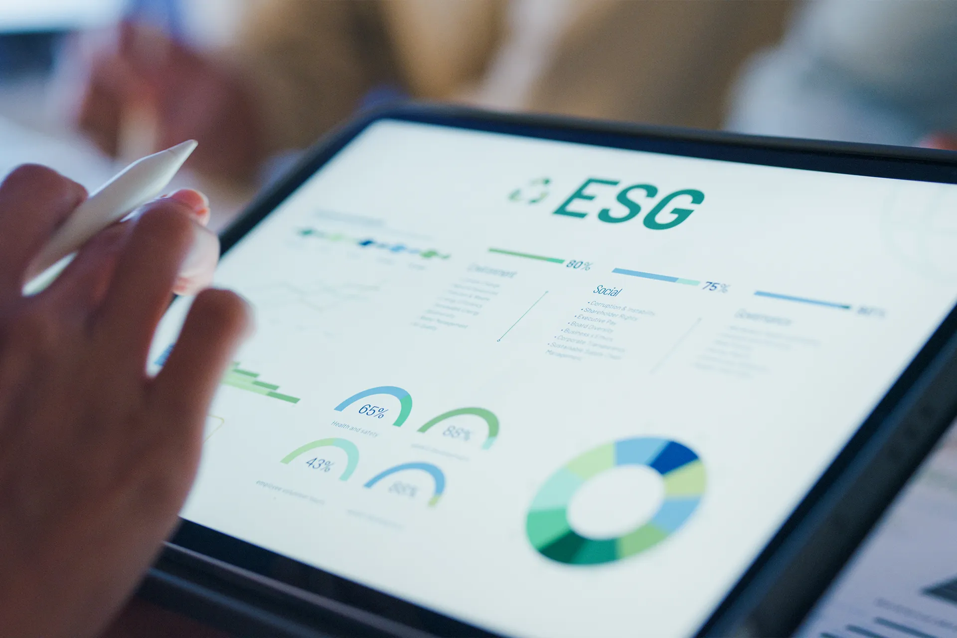 Tablet zeigt ESG-Datenanalyse (Environmental, Social, Governance) mit Diagrammen zur Nachhaltigkeit und sozialen Verantwortung. Analyse für Unternehmen.