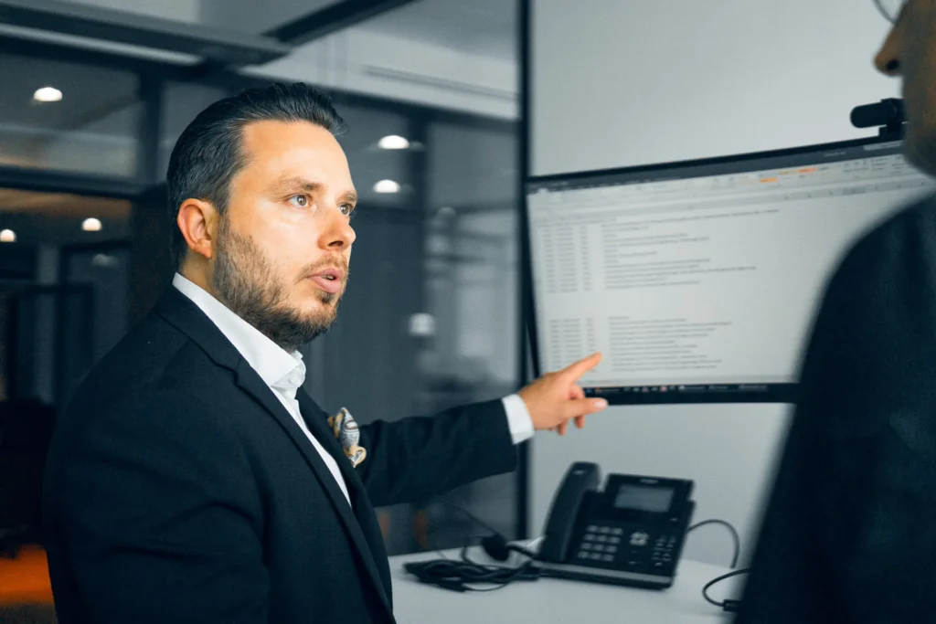 Sanierung im Unternehmen erfolgreich meistern 1 Philipp Blobel von AWI Consulting analysiert Sanierungskennzahlen und bespricht operative Maßnahmen zur Unternehmenssanierung am Bildschirm
