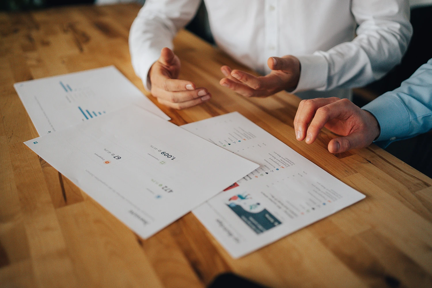 Zwei Personen analysieren Kennzahlen und Geschäftsberichte – praktische Umsetzung eines Geschäftsmodells anhand von Datenanalyse