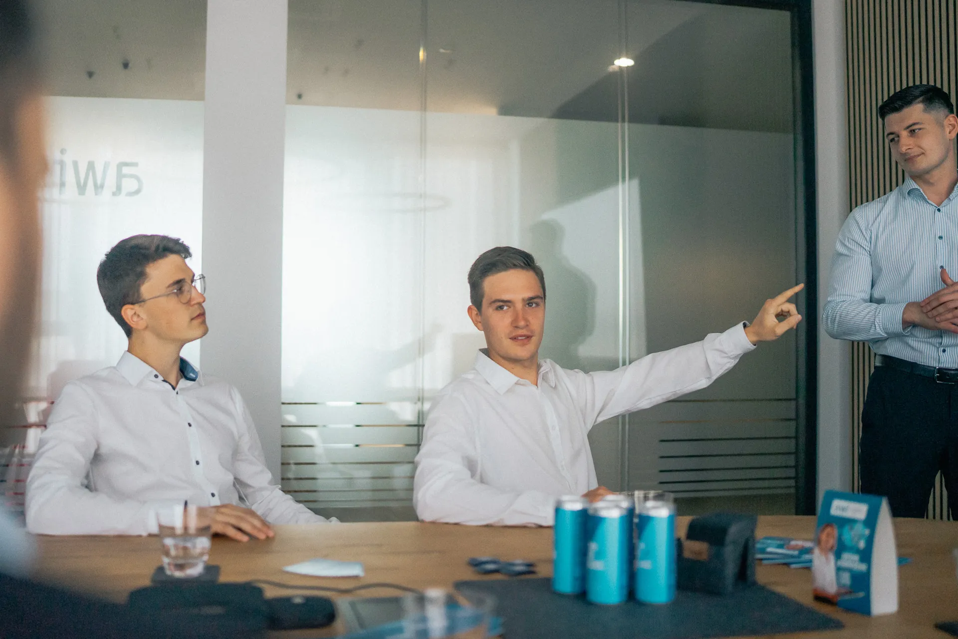 awi consulting-Team in einer Besprechung über Karrieremöglichkeiten. Starte deine Karriere bei awi consulting.