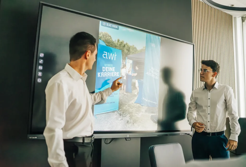 Präsentation einer Geschäftsstrategie bei awi consulting auf einem großen Bildschirm