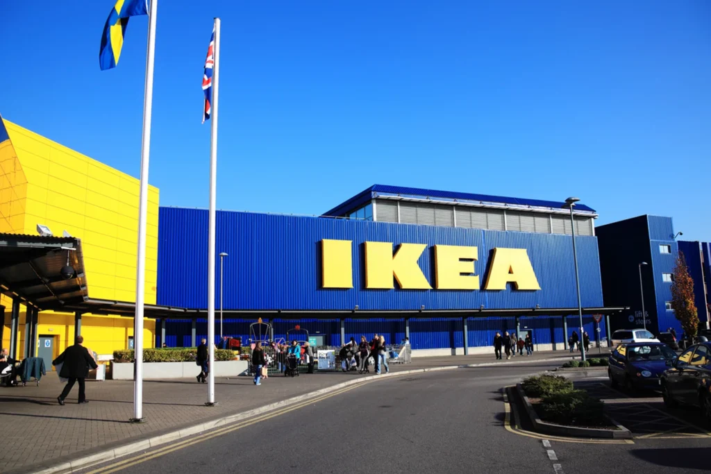 Fassade eines Möbelhauses als Beispiel für Kostenführerschaftsstrategie und effiziente Unternehmensstrategie im Einzelhandel.