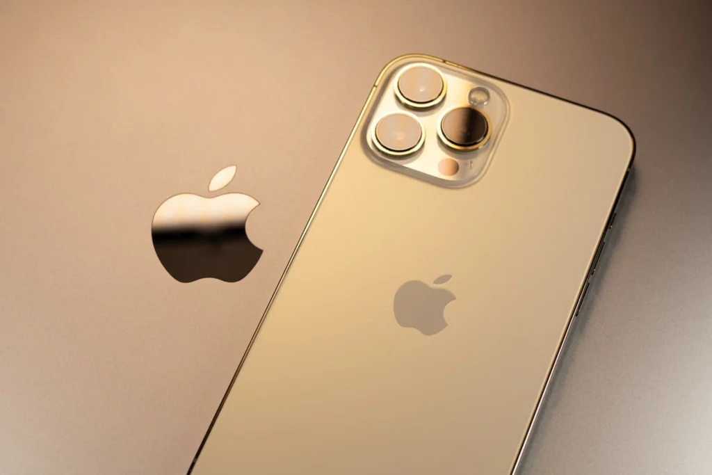 Smartphone und Laptop mit Logo als Beispiel für Differenzierungsstrategie und starke Markenidentität innerhalb einer erfolgreichen Unternehmensstrategie.