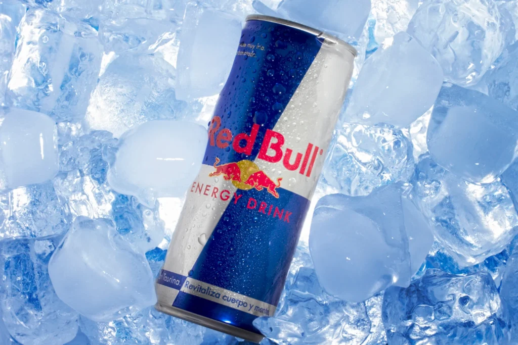 Dose eines Energy Drinks auf Eis als Symbol für erfolgreiche Nischenstrategie und gezielte Markenpositionierung im Rahmen einer Unternehmensstrategie.