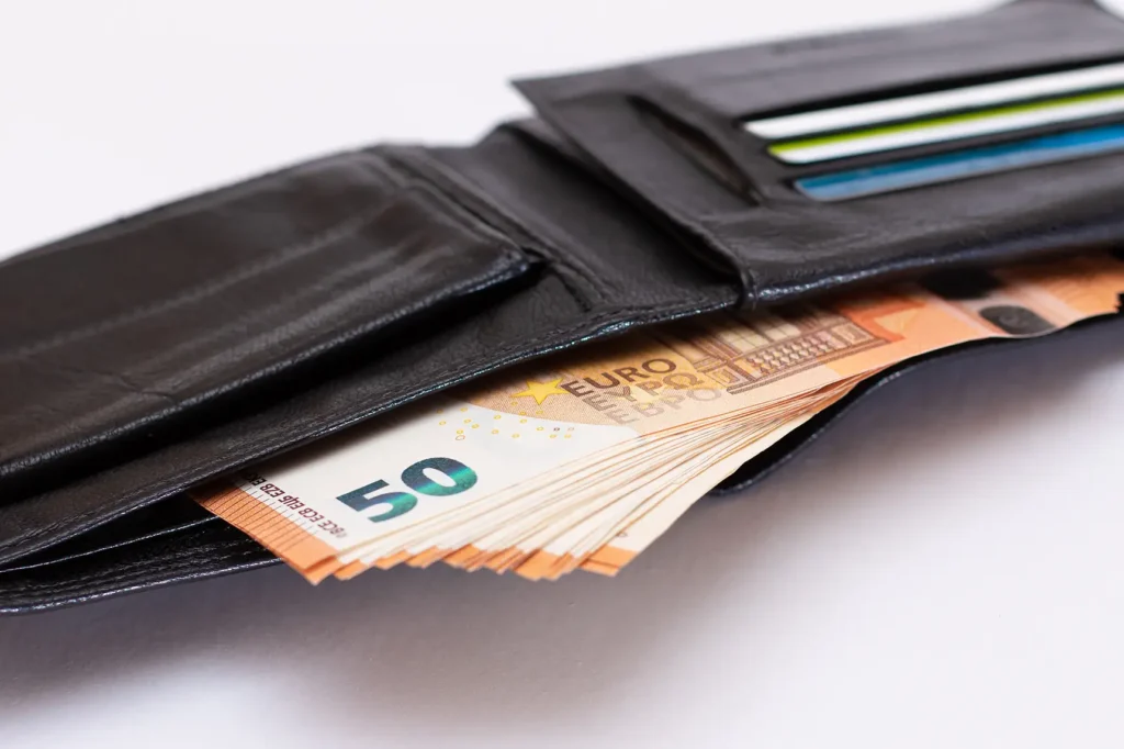 Geldbörse mit Euro-Scheinen als Symbol für den Mindestlohn 2026 und steigende Lohnkosten