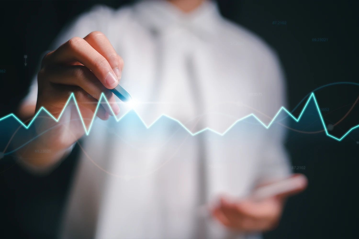 Manager analysiert Wirtschaftsdaten und Konjunkturverlauf 2025 auf digitalem Chart – Symbolbild für wirtschaftliche Entwicklung und Unternehmensstrategie in Deutschland.