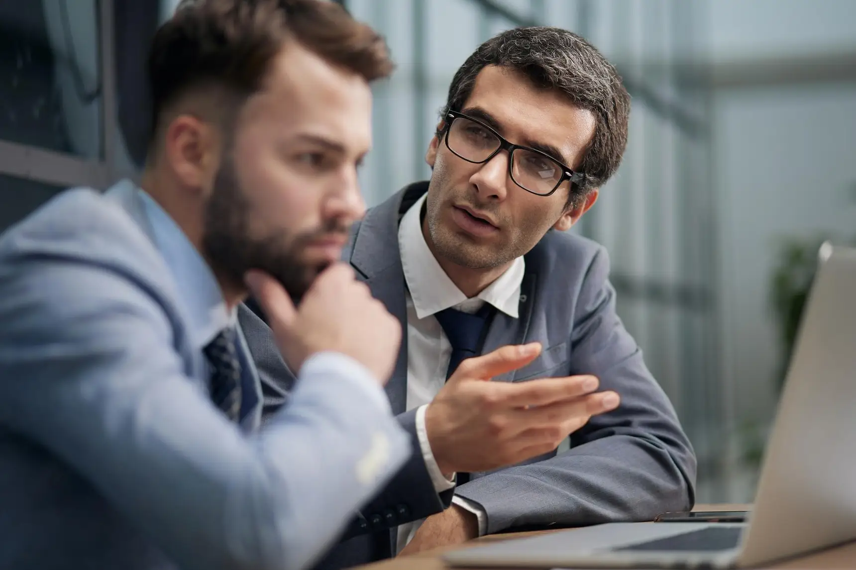 Investoren finden im Mittelstand: Unternehmer und Investor besprechen Wachstum und Beteiligung in einem professionellen Meeting