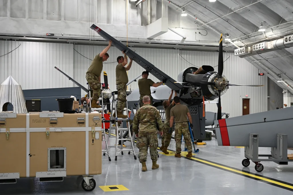 Militär-Personal bei der Wartung einer Drohne im Hangar – Expertise für die SVI durch spezialisierte Unternehmensberatung.