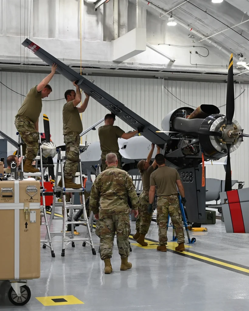 Militär-Personal bei der Wartung einer Drohne im Hangar – Expertise für die SVI durch spezialisierte Unternehmensberatung.